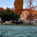 Falls man einem Hotel verfallen kann, dann diesem: Einsam steht das Herrenhaus zwischen den Hügeln der Gascogne. Vor den Fenstern der vier, mit Designklassikern eingerichteten Zimmer des "Maison Duroy" liegt strahlendes Grün. Hausherr François Heitz ist ein so passionierter Gärtner wie Koch. Auf Wunsch kredenzt der Schweizer, was Beete und Region zu bieten haben: Artischocken, Trüffel, Austern auf Sterneniveau – gern serviert im romantischen Feuerschein.