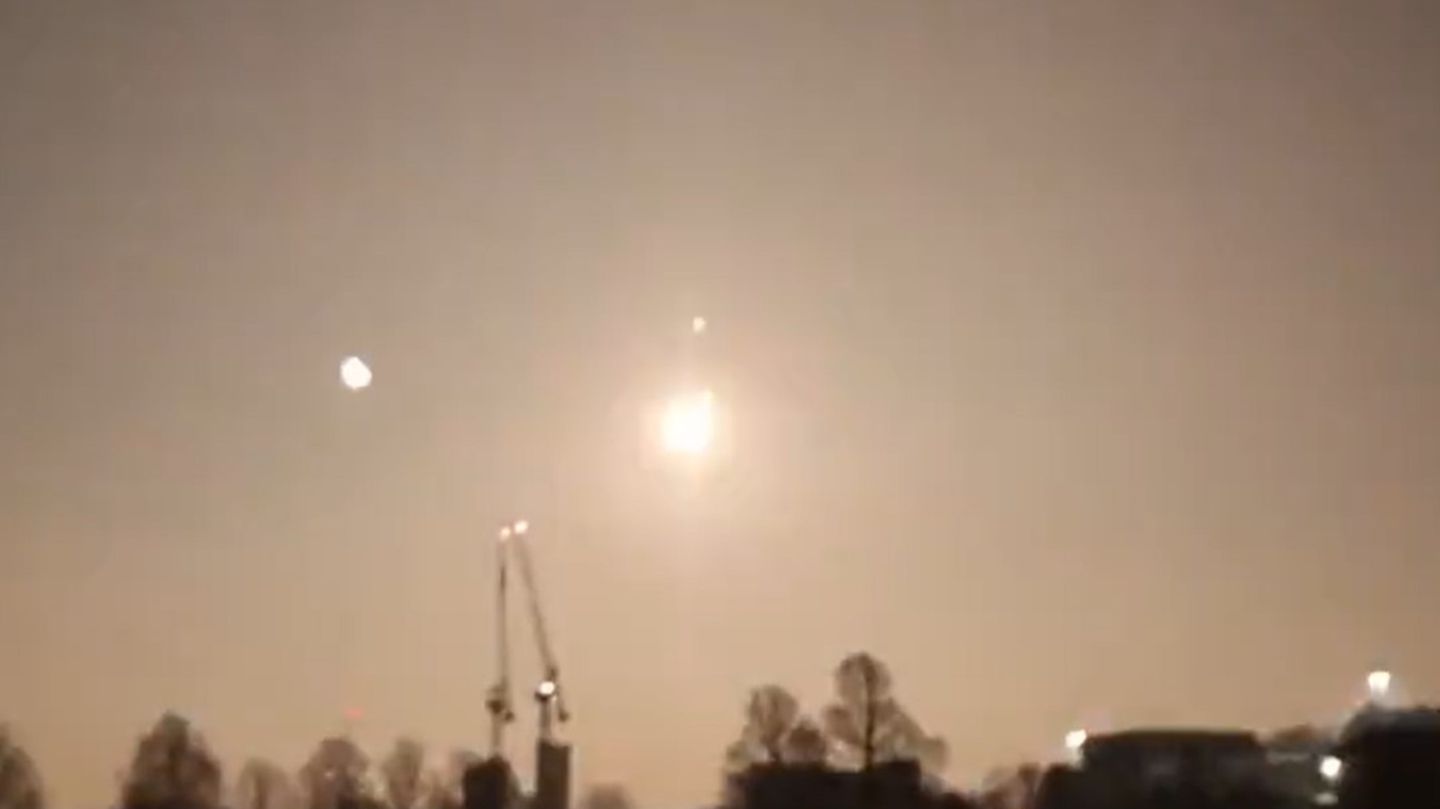 Großbritannien, Brighton: Standbild aus einem von @KadeFlowers auf Twitter geposteten Video eines kleinen Asteroiden namens "Sar2667", der von Brighton aus gesehen in die Erdatmosphäre eintritt. Ein kleiner Asteroid hat über dem Ärmelkanal in der Nacht zum Montag für ein ungewöhnliches Lichtschauspiel gesorgt