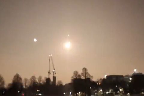 Großbritannien, Brighton: Standbild aus einem von @KadeFlowers auf Twitter geposteten Video eines kleinen Asteroiden namens "Sar2667", der von Brighton aus gesehen in die Erdatmosphäre eintritt. Ein kleiner Asteroid hat über dem Ärmelkanal in der Nacht zum Montag für ein ungewöhnliches Lichtschauspiel gesorgt