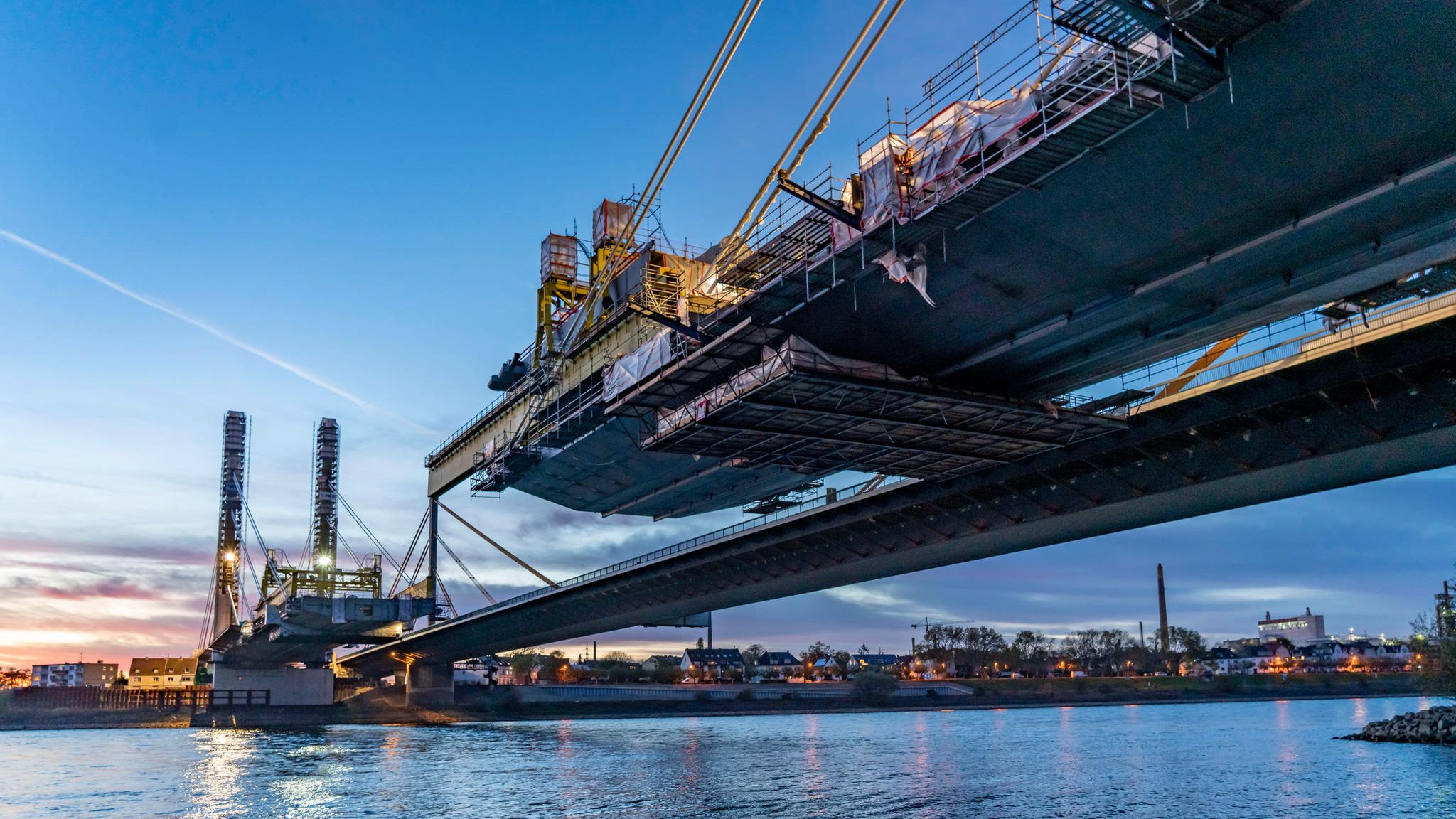Mobilität: 52 Jahre verband die Rheinbrücke Neuenkamp Ruhrgebiet und Niederrhein. Nun ist sie hinfällig. Und es entsteht parallel eine neue Brücke: Ist diese fertig, wird die alte abgerissen 52 Jahre verband die Rheinbrücke Neuenkamp Ruhrgebiet und Niederrhein. Nun ist sie hinfällig. Und es entsteht parallel eine neue Brücke: Ist diese fertig, wird die alte abgerissen