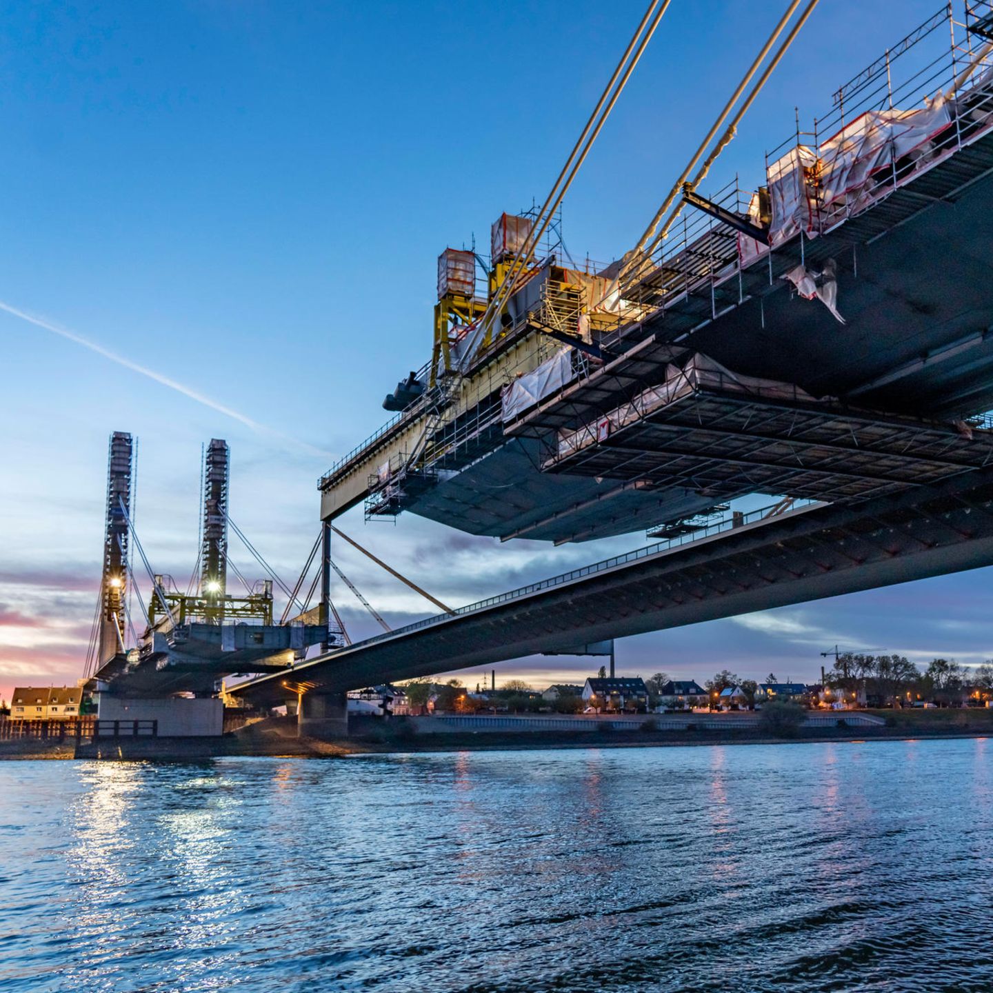 52 Jahre verband die Rheinbrücke Neuenkamp Ruhrgebiet und Niederrhein. Nun ist sie hinfällig. Und es entsteht parallel eine neue Brücke: Ist diese fertig, wird die alte abgerissen