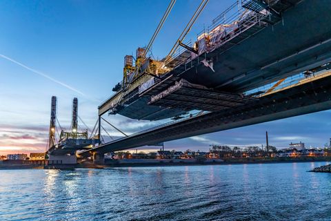 52 Jahre verband die Rheinbrücke Neuenkamp Ruhrgebiet und Niederrhein. Nun ist sie hinfällig. Und es entsteht parallel eine neue Brücke: Ist diese fertig, wird die alte abgerissen