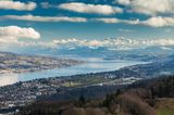 Blick vom Uetliberg auf Zürich, den Zürichsee und die Alpen