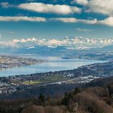 Blick vom Uetliberg auf Zürich, den Zürichsee und die Alpen