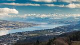 Blick vom Uetliberg auf Zürich, den Zürichsee und die Alpen