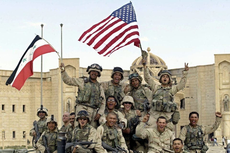 Zeichen des Triumphes: US-Marines am 14. April 2003 im Zentrum von Tikrit, der Heimatstadt des entmachteten früheren irakischen Präsidenten Saddam Hussein