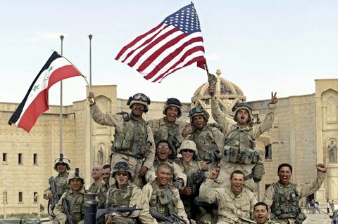 Zeichen des Triumphes: US-Marines am 14. April 2003 im Zentrum von Tikrit, der Heimatstadt des entmachteten früheren irakischen Präsidenten Saddam Hussein