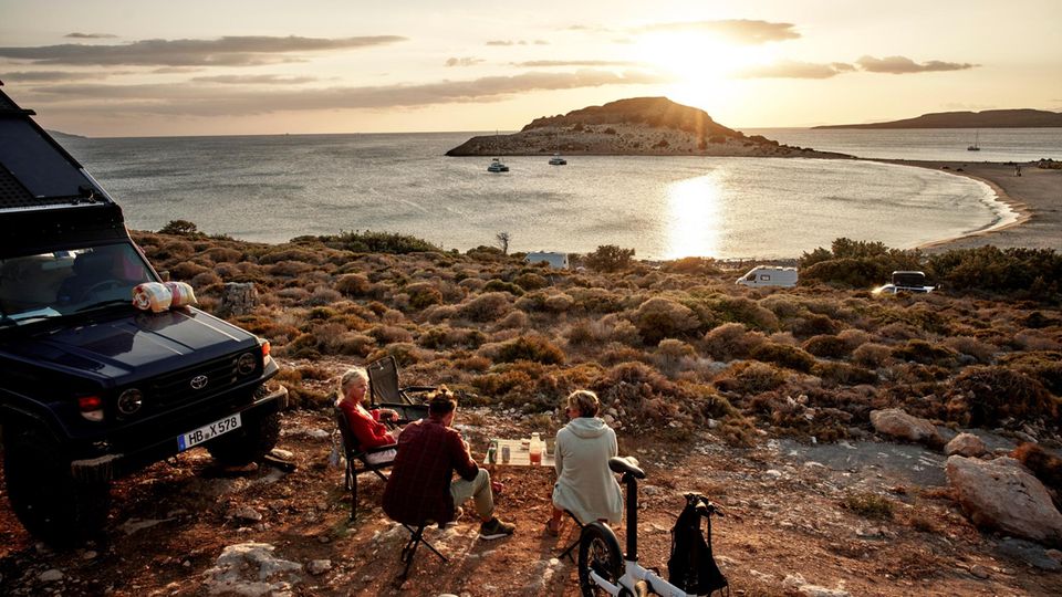 Roadtrip: Umsonst und draußen: Den Blick über die Doppelbucht gibt es auf Elafonisos gratis zum Frühstück. Umsonst und draußen: Den Blick über die Doppelbucht gibt es auf Elafonisos gratis zum Frühstück.