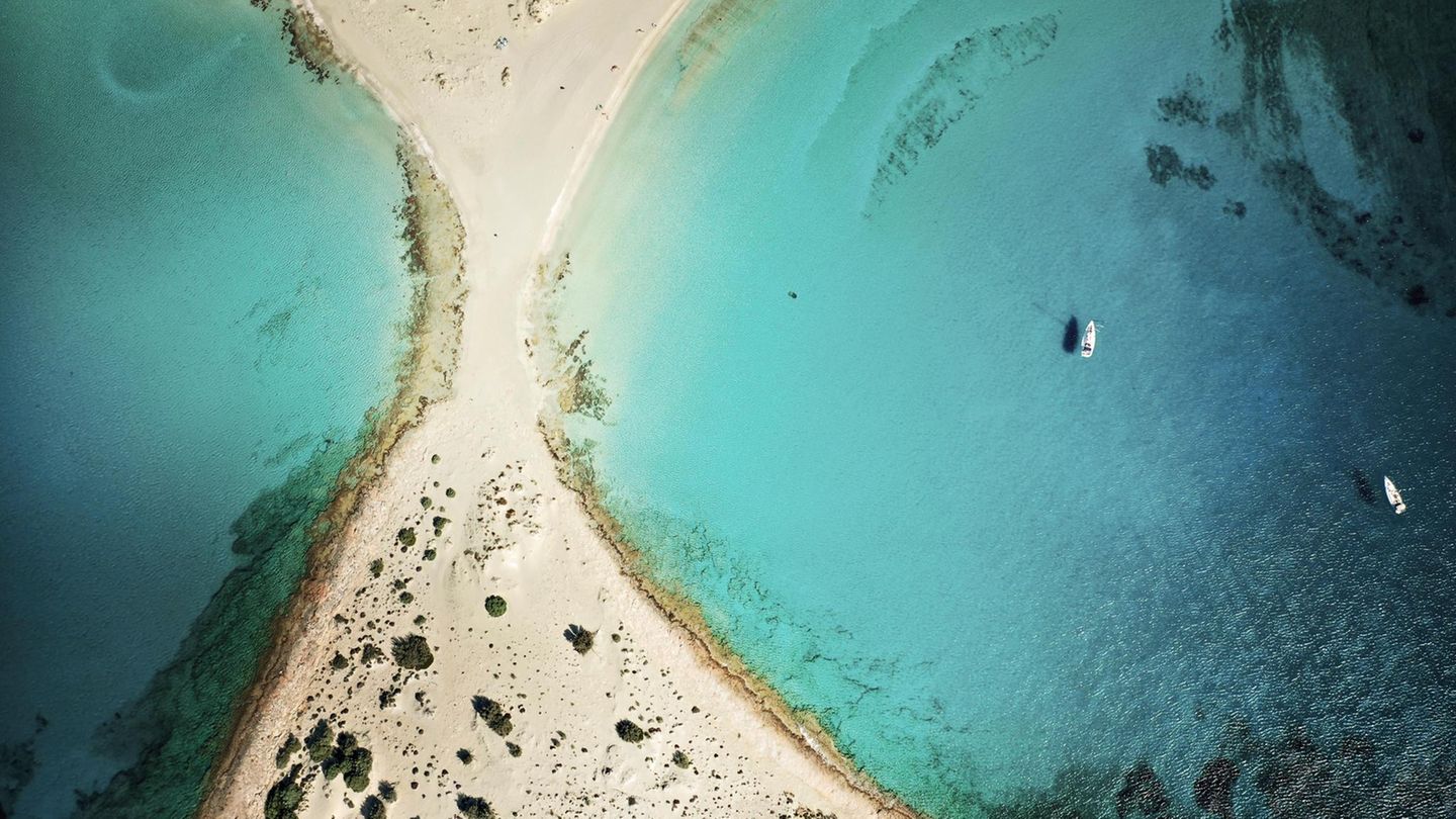 Vor der Insel Elafonisos ragt der Strand in Form einer Eieruhr ins Meer und teilt es in zwei Buchten. Die Insel liegt südlich des Peloponnes. Und wie in einer Eieruhr ist der Sand feinkörnig und beinah weiß