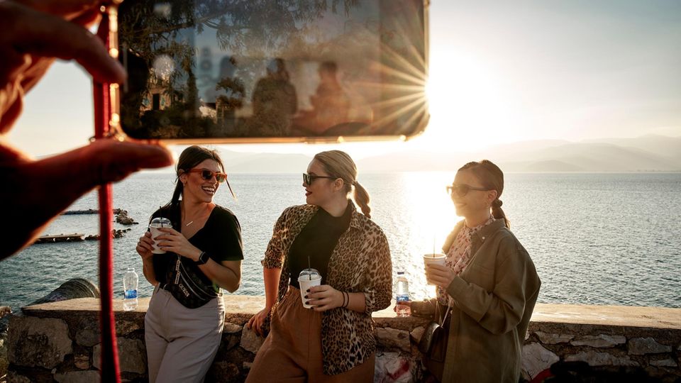 Freundinnen flanieren abends an der Hafenpromenade von Nafplio, kommen aus Kreta und sind fuer eine Hochzeit in der Stadt, am Argolischen Golf, Pref. Argolis, Peloponnes, Griechenland Instagramable! Dem Mythos nach gründete Nauplios, Sohn des Meeresgottes Poseidon, die Stadt Nafplio