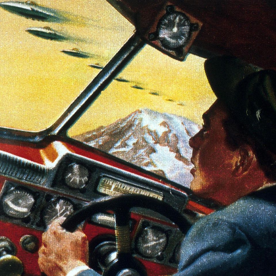 Bei einem Flug im US-Staat Washington sichtet Kenneth Arnold 1947 mysteriöse Flug­objekte, die bald "fliegende Untertassen" genannt werden