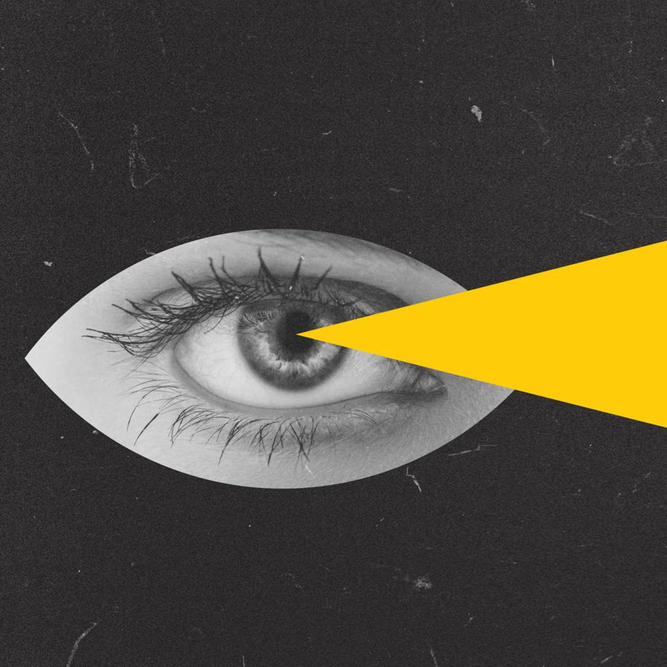 Ein gelbes Dreieck "blickt" aus dem Auge einer Frau