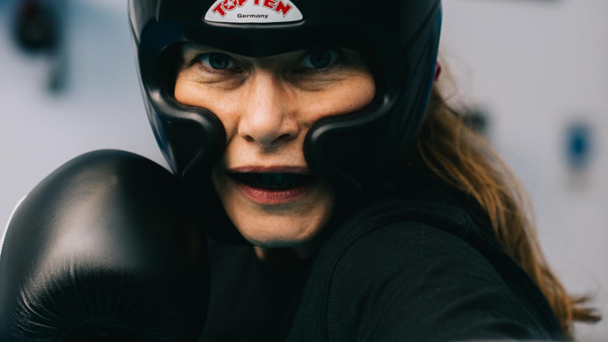 Eine Männerdomäne? Heute boxen immer mehr Frauen. Der Kopfschutz bewahrt Autorin Constanze Löffler vor Verletzungen beim Kickboxen 