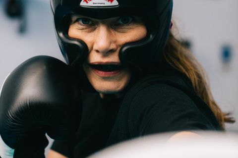 Eine Männerdomäne? Heute boxen immer mehr Frauen. Der Kopfschutz bewahrt Autorin Constanze Löffler vor Verletzungen beim Kickboxen 