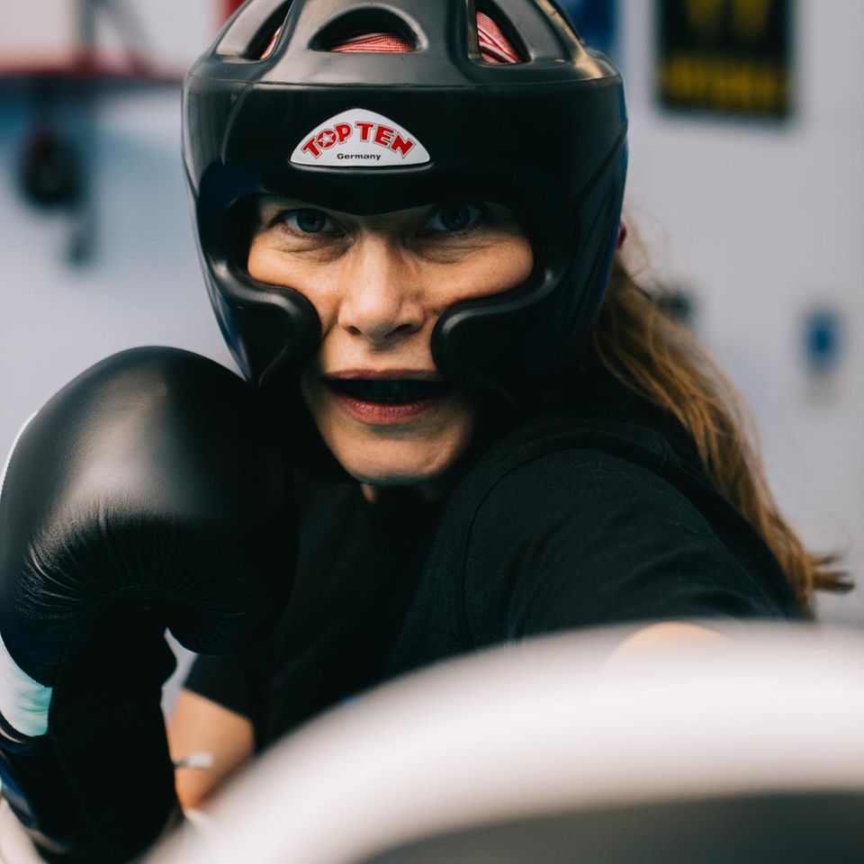 Eine Männerdomäne? Heute boxen immer mehr Frauen. Der Kopfschutz bewahrt Autorin Constanze Löffler vor Verletzungen beim Kickboxen 