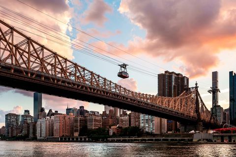 Roosevelt Island Tram vor Queensboro Bridge