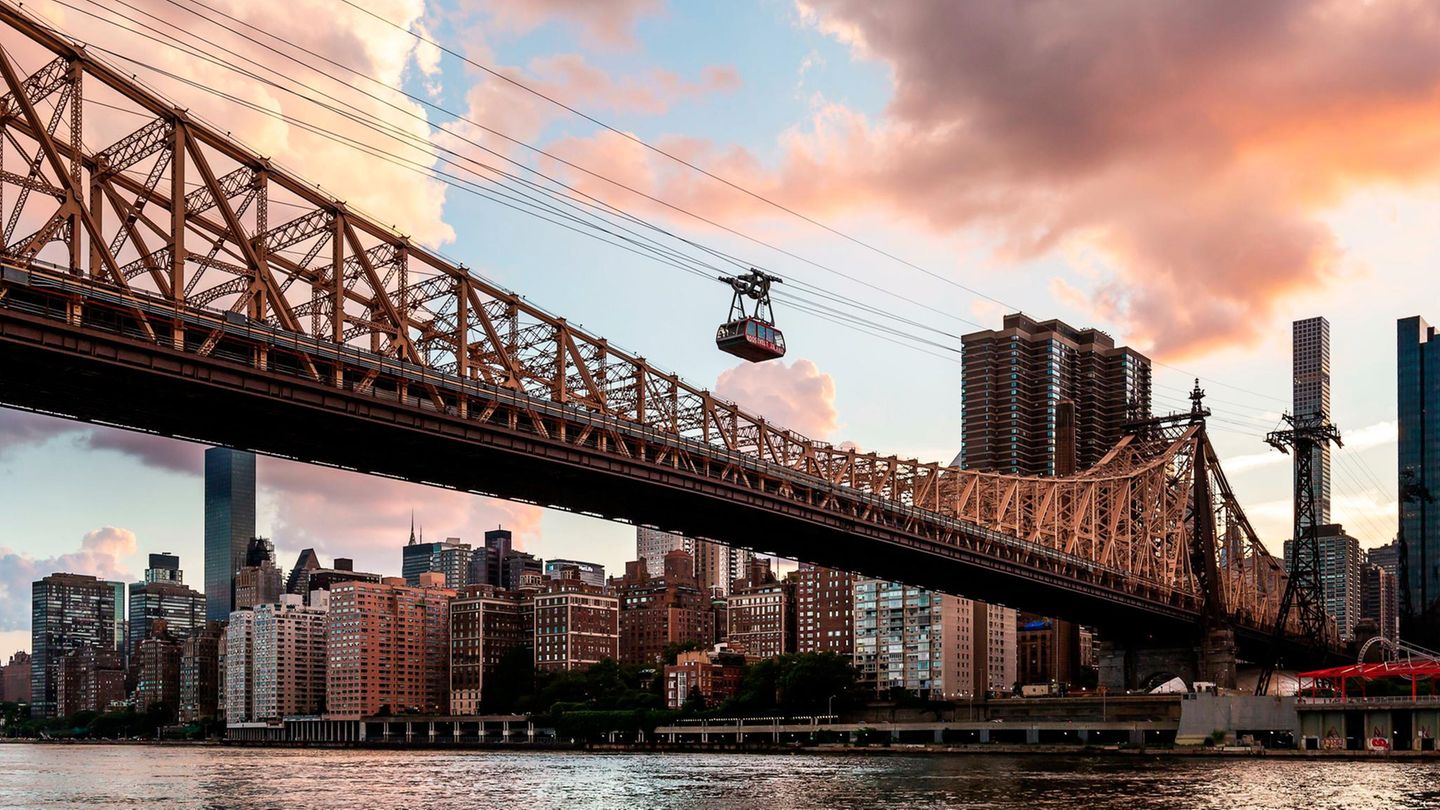 Roosevelt Island Tram vor Queensboro Bridge