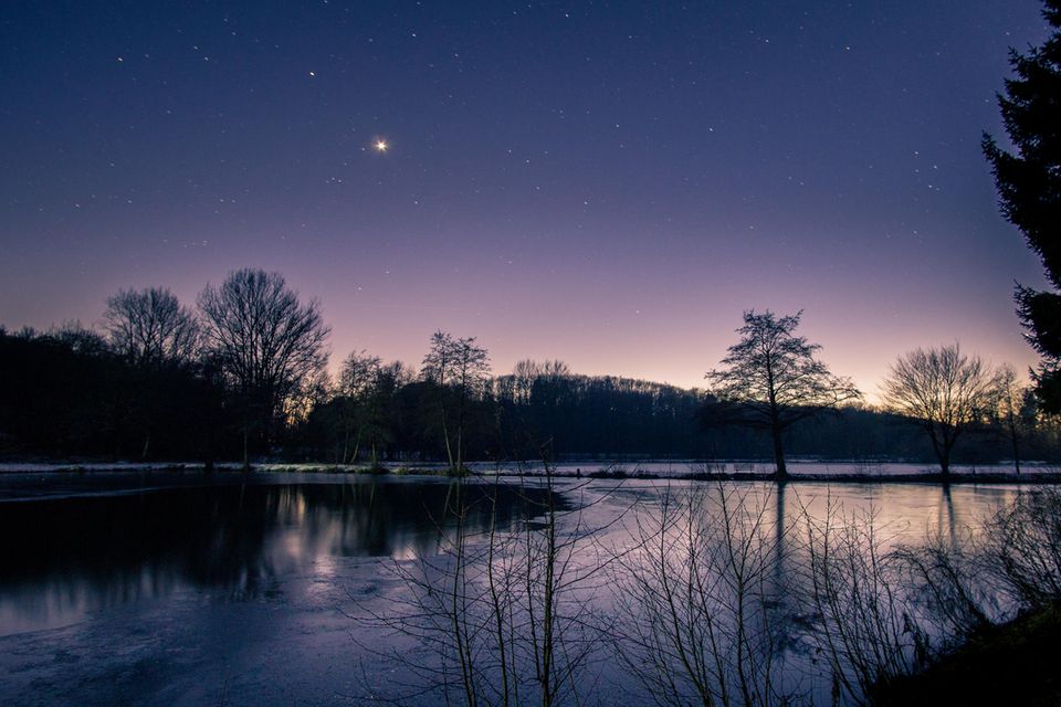 Venus am Nachthimmel inmitten einer Winterlandschaft
