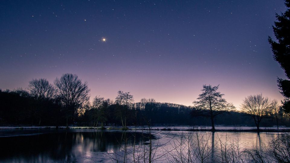 Venus am Nachthimmel inmitten einer Winterlandschaft