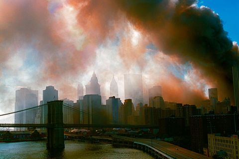 Terrorangriff – oder CIA-Komplott? Als am 11. September 2001 der Rauch des brennenden World Trade Center New York verdunkelt, wähnen Verschwörungstheo­re­tiker die USA selbst hinter dem Anschlag