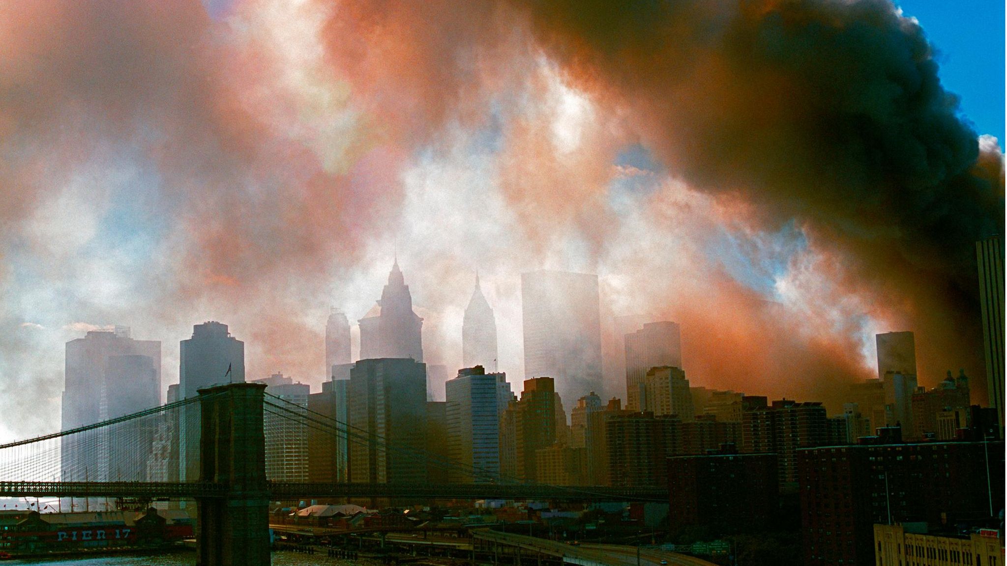 Terrorangriff – oder CIA-Komplott? Als am 11. September 2001 der Rauch des brennenden World Trade Center New York verdunkelt, wähnen Verschwörungstheo­re­tiker die USA selbst hinter dem Anschlag