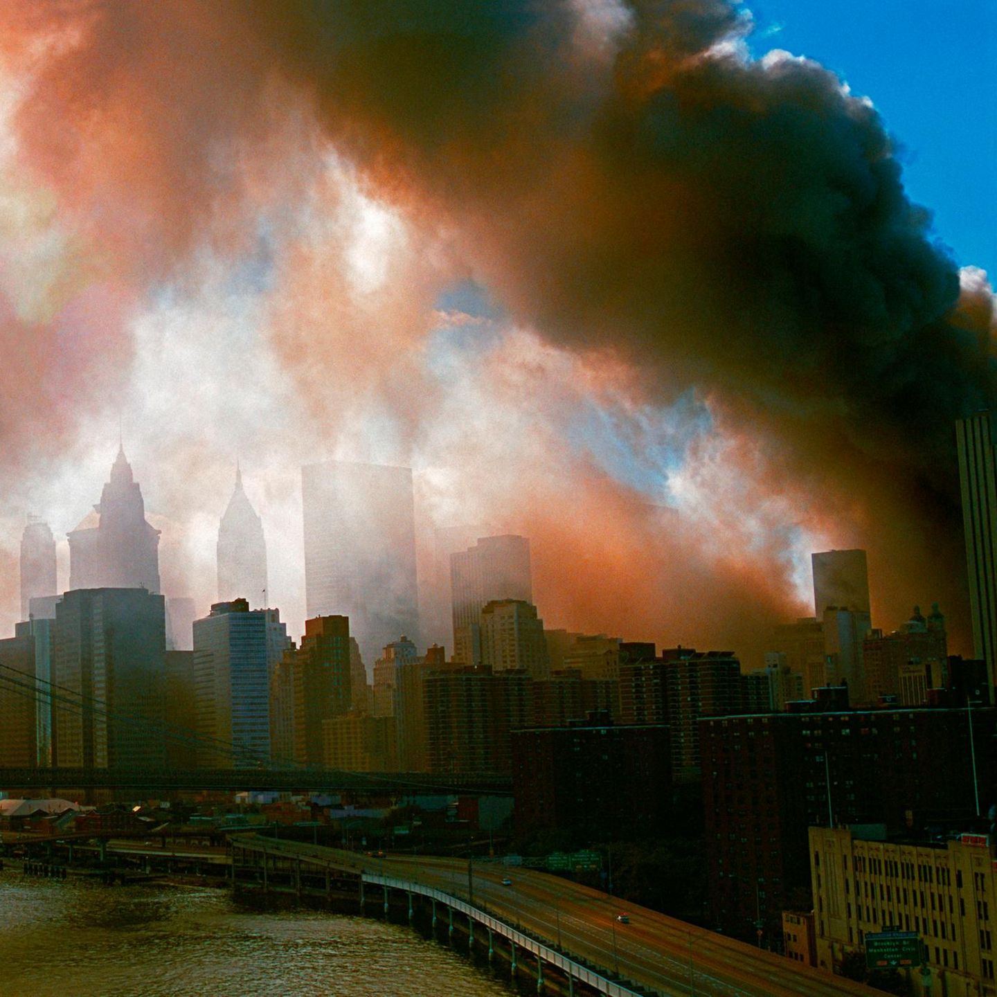 Terrorangriff – oder CIA-Komplott? Als am 11. September 2001 der Rauch des brennenden World Trade Center New York verdunkelt, wähnen Verschwörungstheo­re­tiker die USA selbst hinter dem Anschlag