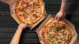 Zwei Pizzen in Pizzakartons