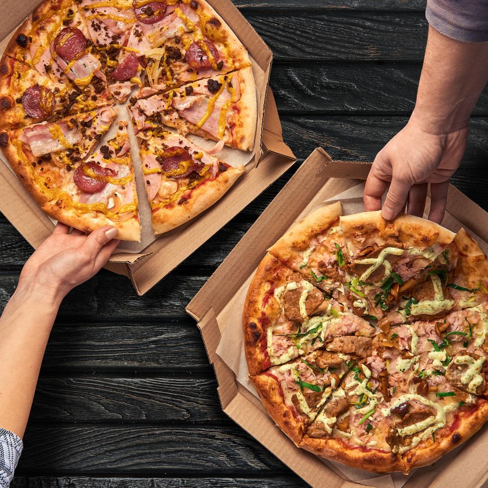 Zwei Pizzen in Pizzakartons