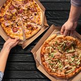 Zwei Pizzen in Pizzakartons