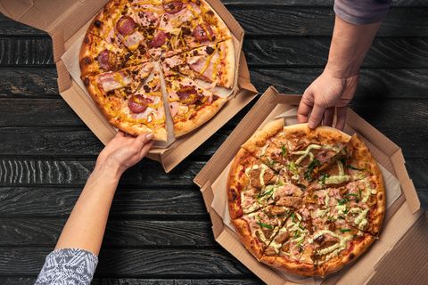 Zwei Pizzen in Pizzakartons