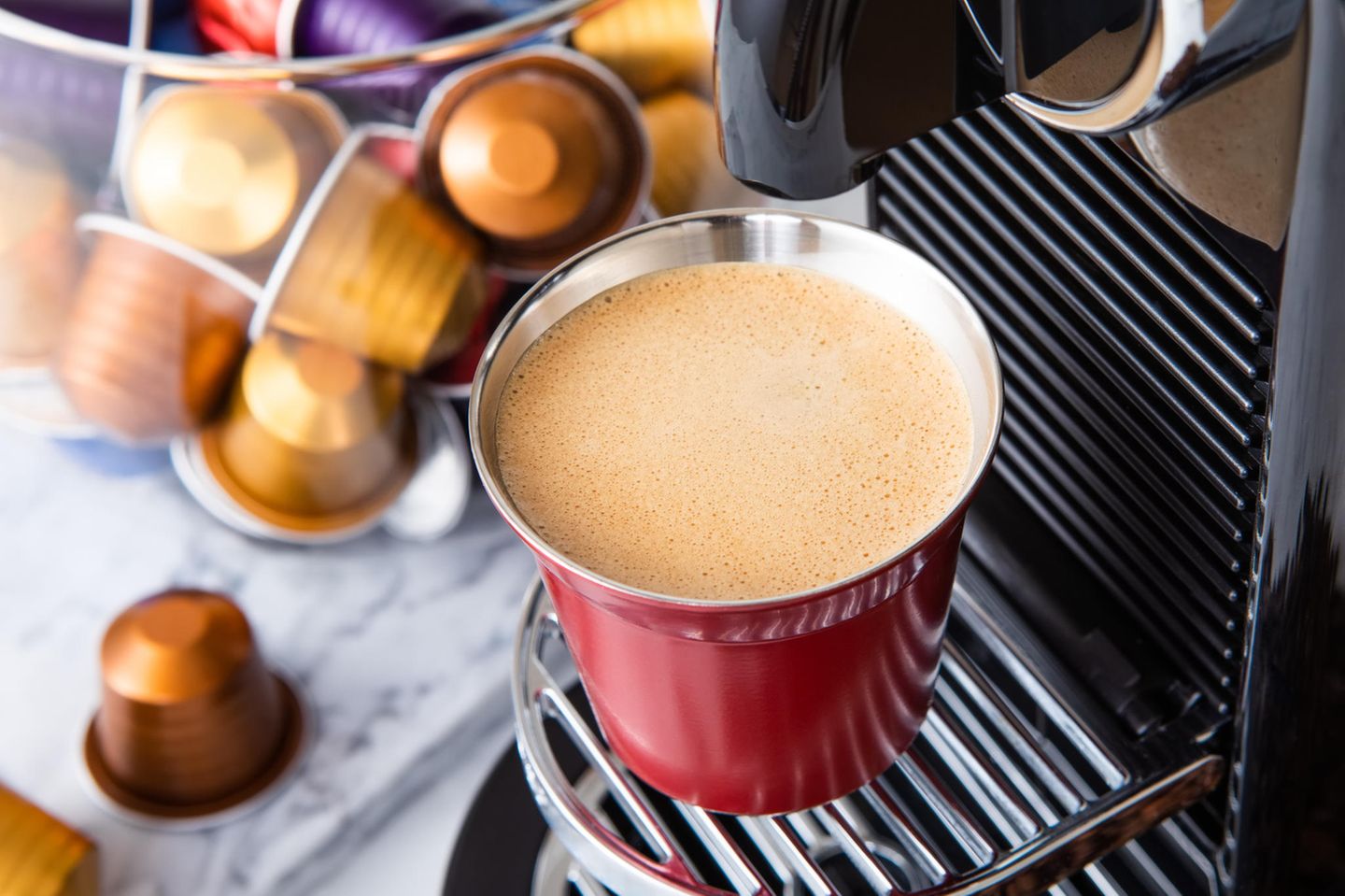 Kaffee aus einer Kaffeekapsel-Maschine