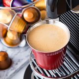 Kaffee aus einer Kaffeekapsel-Maschine