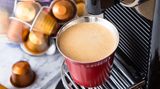 Kaffee aus einer Kaffeekapsel-Maschine