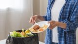 Mann schmeißt Essen weg