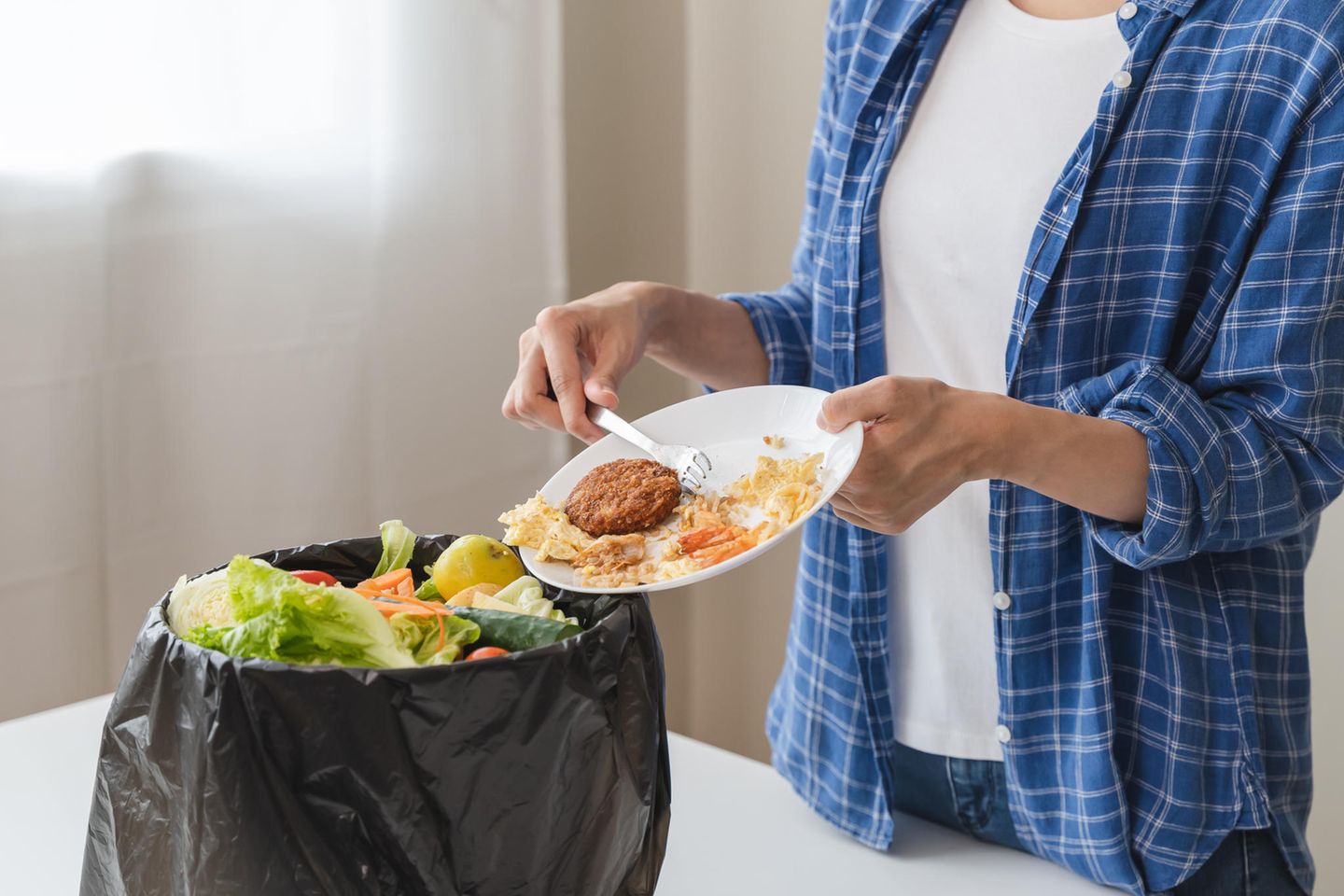 Reste wegwerfen Mann schmeißt Essen weg