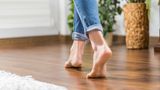 Frau läut barfuß durch die Wohnung