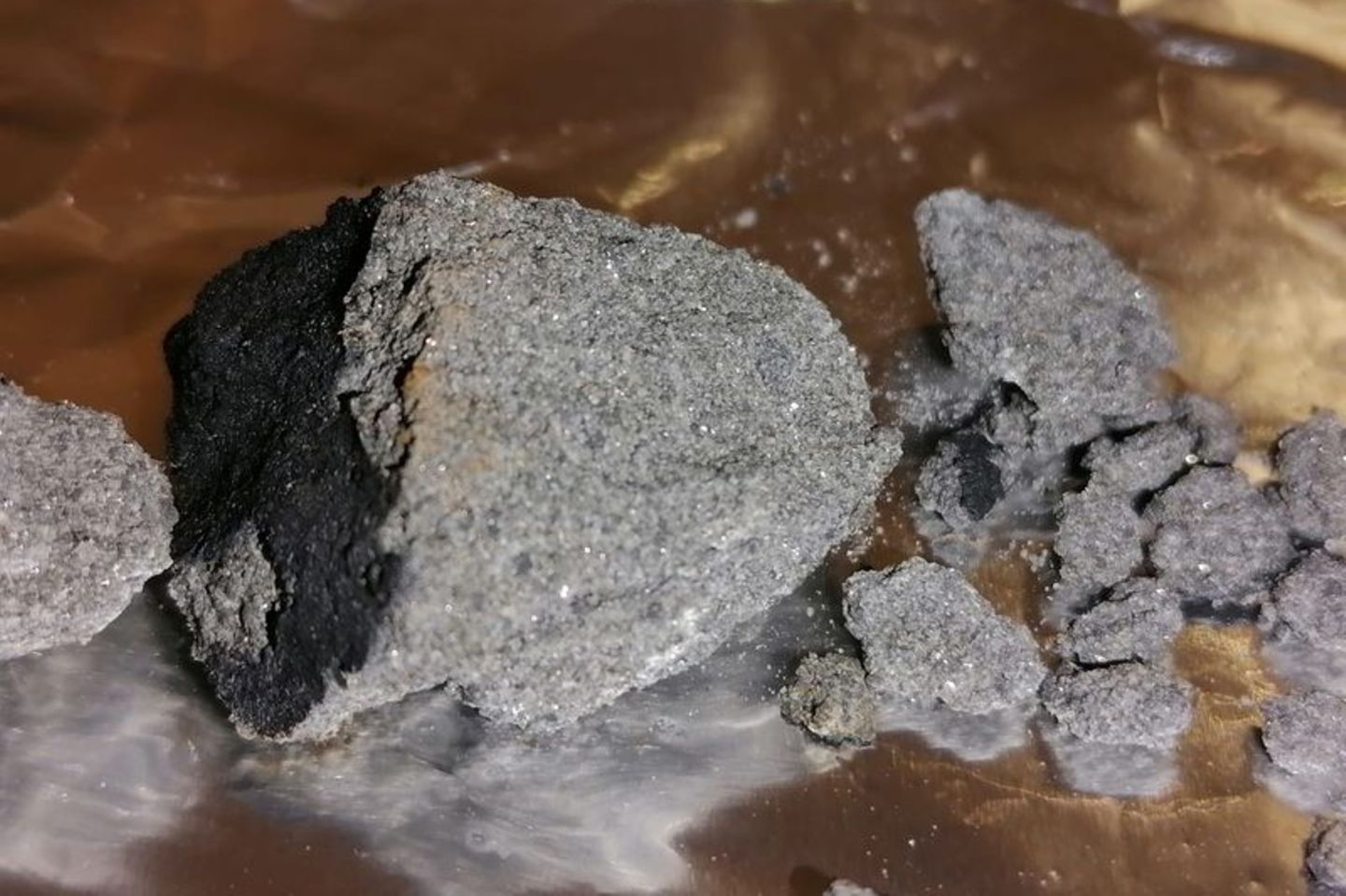 Das Bild zeigt kleine Meteoritenteile, die in Matera niedergingen