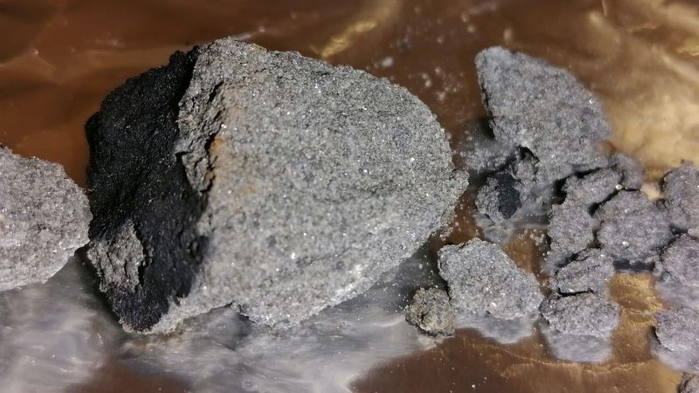 Das Bild zeigt kleine Meteoritenteile, die in Matera niedergingen
