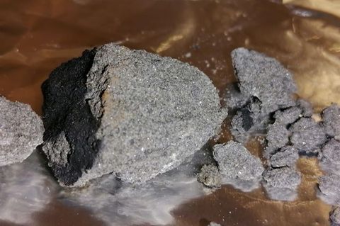 Das Bild zeigt kleine Meteoritenteile, die in Matera niedergingen