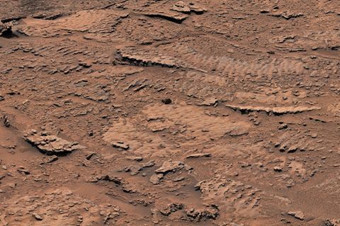 Im Sediment eines vor Milliarden Jahren ausgetrockneten, flachen Sees haben sich wellenartige Strukturen erhalten, wie sie heute noch im Wattenmeer zu beobachten sind