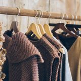 Klamotten im Laden auf Bügeln