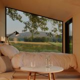 Wer das Weite sucht, muss nicht weit fahren: Nur eine Autostunde vom Berliner Zentrum entfernt, an verschiedenen Standorten inmitten wild wuchernder Wiesen und Wäldern, stehen fünfzehn stylishe Tiny Houses von "Raus Cabins". Holzklasse? Extraklasse! Queen-Size-Betten, Küche, Holzofen – alles da. Wichtig für Kochmuffel: Regionale Köstlichkeiten können bei vielen Häusern dazu bestellt werden. Und obwohl es sich ganz anders anfühlt: Die Zivilisation ist nie fern.