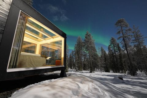 In die Wildnis reisen, ohne auf Komfort zu verzichten: Klappt in der Arctic Skylight Lodge in Lappland. Im scheinbar endlosen Pinienwald, unter einem Himmel, über den winters Polarlichter flitzen, stehen gemütliche Glaskuben, aus denen man das Naturtreiben beobachten kann. Auch Schneemobil- oder Hundeschlittenfahrten sind möglich. Viele aber entscheiden sich liegen zu bleiben: im Bett, Whirlpool, in der Sauna – alles glasüberdacht.