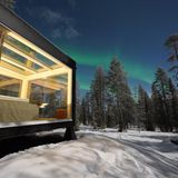 In die Wildnis reisen, ohne auf Komfort zu verzichten: Klappt in der Arctic Skylight Lodge in Lappland. Im scheinbar endlosen Pinienwald, unter einem Himmel, über den winters Polarlichter flitzen, stehen gemütliche Glaskuben, aus denen man das Naturtreiben beobachten kann. Auch Schneemobil- oder Hundeschlittenfahrten sind möglich. Viele aber entscheiden sich liegen zu bleiben: im Bett, Whirlpool, in der Sauna – alles glasüberdacht.
