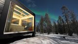In die Wildnis reisen, ohne auf Komfort zu verzichten: Klappt in der Arctic Skylight Lodge in Lappland. Im scheinbar endlosen Pinienwald, unter einem Himmel, über den winters Polarlichter flitzen, stehen gemütliche Glaskuben, aus denen man das Naturtreiben beobachten kann. Auch Schneemobil- oder Hundeschlittenfahrten sind möglich. Viele aber entscheiden sich liegen zu bleiben: im Bett, Whirlpool, in der Sauna – alles glasüberdacht.
