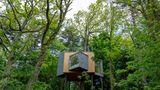 Versprochen, mehr als ein Dach über dem Kopf – was "Løvtag" bedeutet – bietet dieses Baumhotel garantiert. Die drei Baumhäuser am Mariager-Fjord sind Konstruktions- und Platzwunder: 30 Quadratmeter, die Küche, Queen-Size-Bett und Badezimmer bergen. Nicht nur wegen der raumhohen Fenster oder weil Baumstämme direkt durch die Wohnräume wachsen, wähnt man sich der Natur im "Løvtag" so nah: Der Wind bewegt ganz sachte die Hütten und wiegt in den Schlaf.