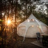 Warum Zelten, wenn man auch im Sterne-Hotel unterkommen kann? Sterne haben wir auch, Millionen am Himmel. Camping ist im "Raus und Gut" weder Überlebenstraining noch Spießerangelegenheit: Wir bieten Tipis mit Betten, Teppichen, Kühlschränken – stilvoll und lässig. Ihr Lieblingsplatz? An der Rezeption. Von da sehe ich den See, gerahmt von Wald. Mittlerweile steht hier auch eine Palettencouch, damit sich alle dem Ausblick gemütlich hingeben können. Und wohin, wenn man mal raus aus dem "Raus und Gut" will? Ins "Café Schauwerk" in Altdöbern: eine hippe Schaumanufaktur mit – sehr oft getestet – großartigen Kuchen.