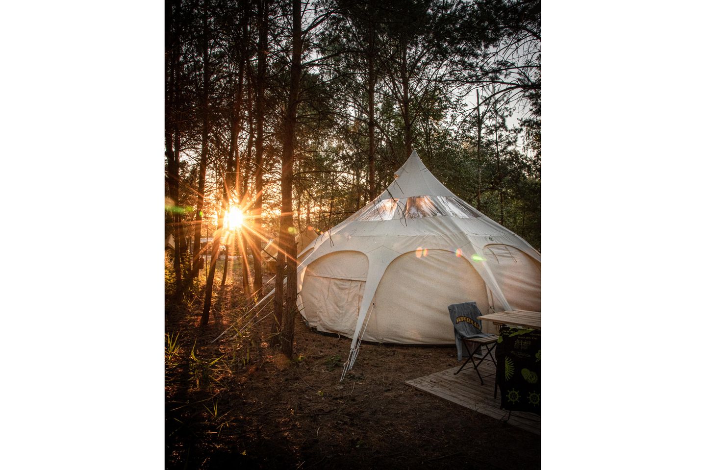 Raus und Gut Casel - Drebkau, Deutschland Warum Zelten, wenn man auch im Sterne-Hotel unterkommen kann? Sterne haben wir auch, Millionen am Himmel. Camping ist im "Raus und Gut" weder Überlebenstraining noch Spießerangelegenheit: Wir bieten Tipis mit Betten, Teppichen, Kühlschränken – stilvoll und lässig. Ihr Lieblingsplatz? An der Rezeption. Von da sehe ich den See, gerahmt von Wald. Mittlerweile steht hier auch eine Palettencouch, damit sich alle dem Ausblick gemütlich hingeben können. Und wohin, wenn man mal raus aus dem "Raus und Gut" will? Ins "Café Schauwerk" in Altdöbern: eine hippe Schaumanufaktur mit – sehr oft getestet – großartigen Kuchen.