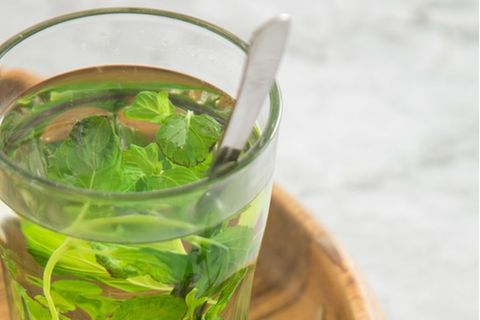 Ein Tee mit Minze schmeckt lecker und wärmt gut durch. Man sollte aber nicht erwarten, dass der Körper sich dadurch besser von Giftstoffen befreien kann