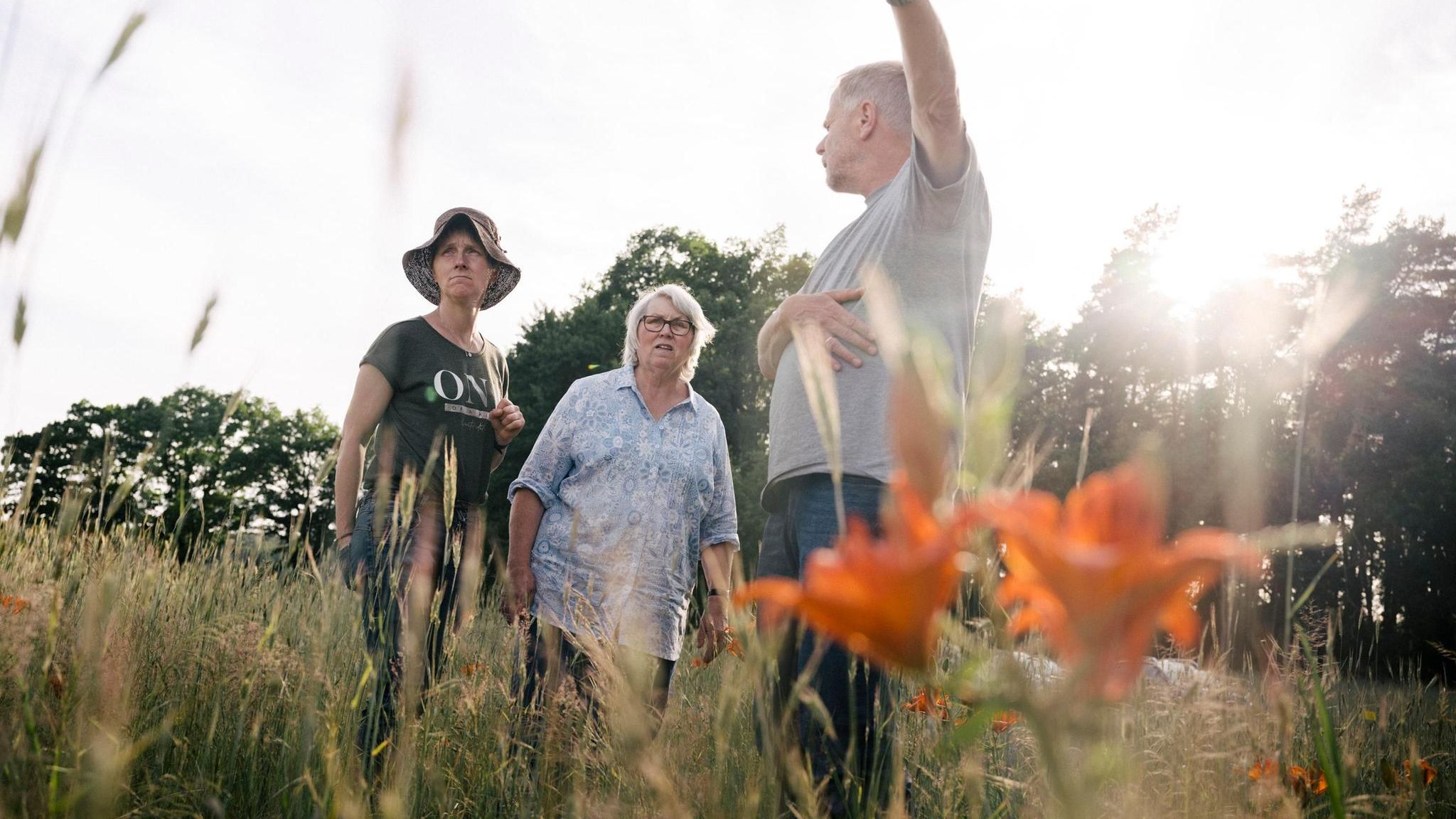 Feuerlilie: Der Hof von Christel Bergmann (M.) und ihrer Tochter Steffi ist ein wahrer Arten-Hotspot: Den größten Teil des Geländes haben sie dem Naturschutz zur Verfügung gestellt Der Hof von Christel Bergmann (M.) und ihrer Tochter Steffi ist ein wahrer Arten-Hotspot: Den größten Teil des Geländes haben sie dem Naturschutz zur Verfügung gestellt